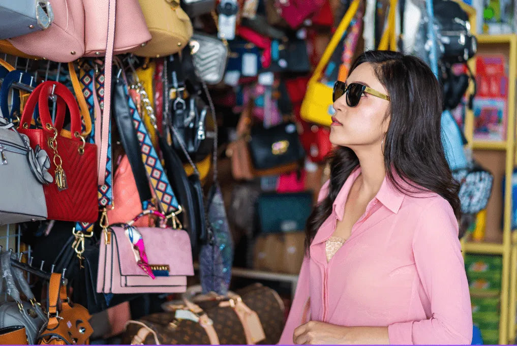 Une femme qui ne sait pas quel sac à main choisir