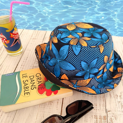 Chapeau d'été Bob réversible en tissu Wax, fait main en France. Motif fleuri bleu et rose