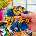 Chouchou pour cheveux en tissu Wax jaune et motif fleurs bleues