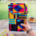 pochette livre grand format en tissu wax fait main en France. motif kente