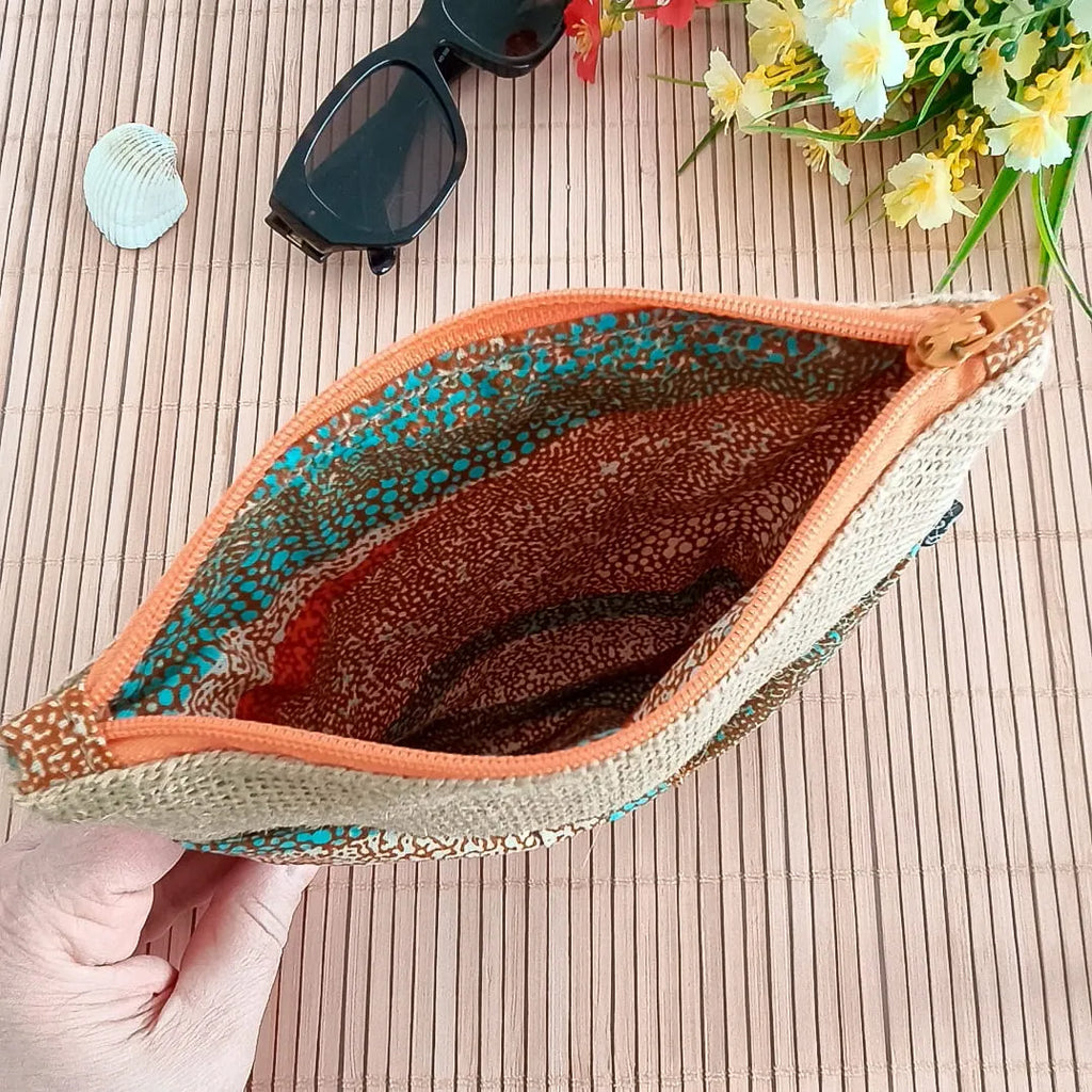 Pochette plate en toile de jute avec un nœud en tissu Wax orange bleu et beige ouverte intérieur tout en wax