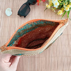 Pochette plate en toile de jute avec un nœud en tissu Wax orange bleu et beige ouverte intérieur tout en wax