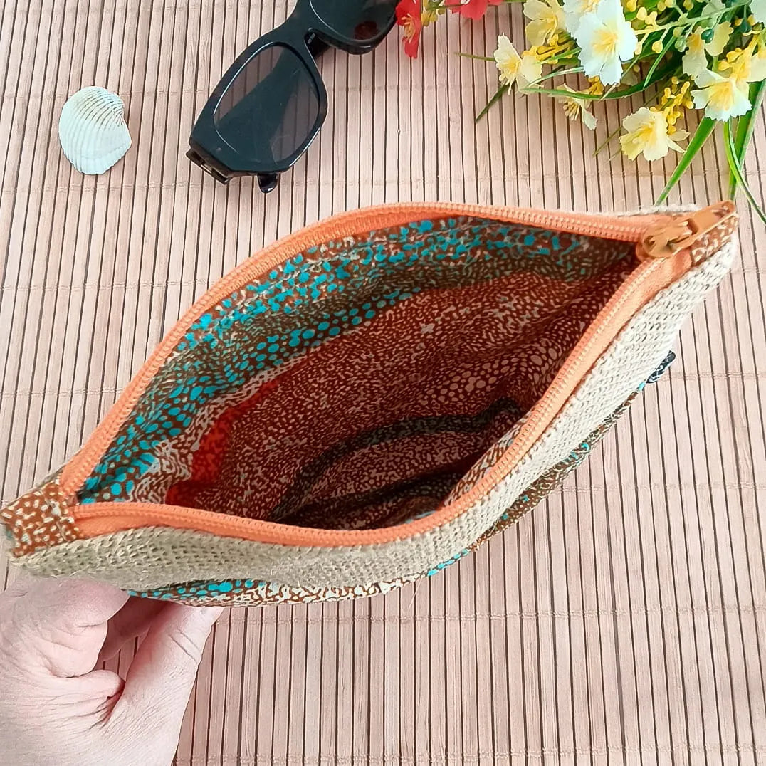 Pochette en toile de jute avec nœud en tissu Wax orange, bleu et beige - Fait main