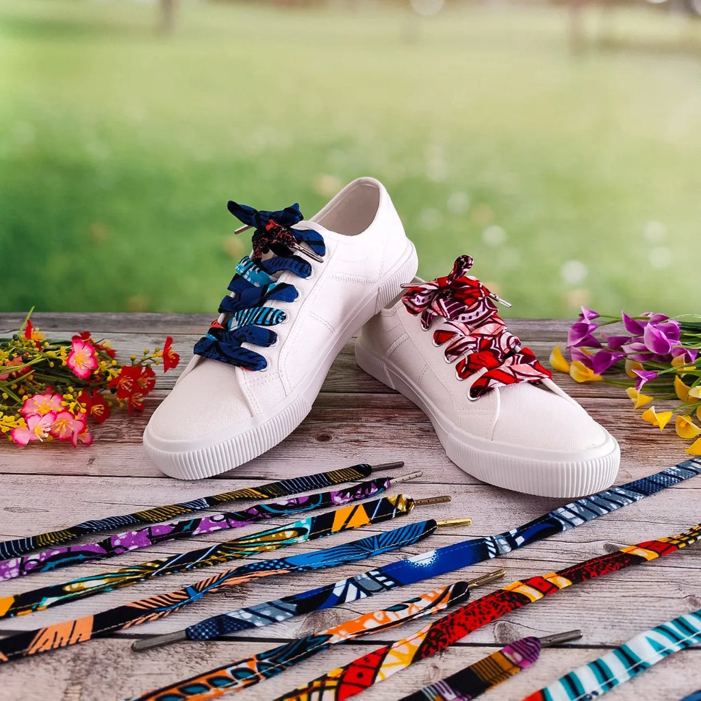 Lacets de chaussures en tissus Wax sur baskets blanches