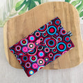 mini pochette format enveloppe en tissu wax motif cercles bleu rose et rouge