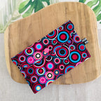 mini pochette format enveloppe en tissu wax motif cercles bleu rose et rouge