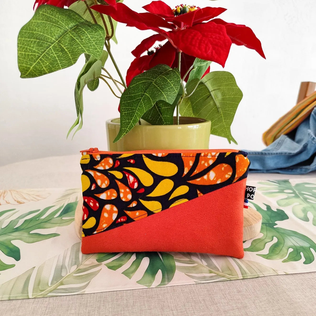 Mini pochette zippée en suédine orange et tissu wax motif pétales