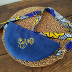 Pochette bandoulière suédine bleue et intérieur Wax - format Demi-Lune