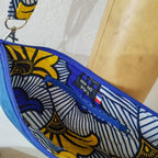 Pochette bandoulière suédine bleue et intérieur Wax - format Demi-Lune