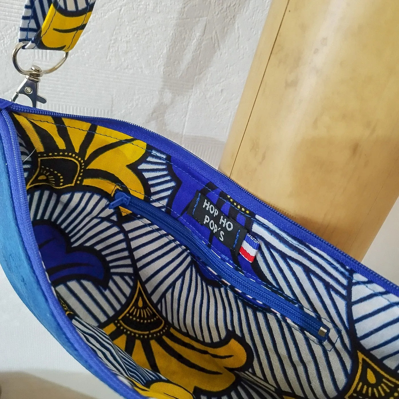 Pochette bandoulière suédine bleue et intérieur Wax - format Demi-Lune
