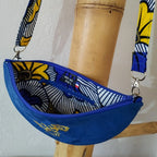 Pochette bandoulière suédine bleue et intérieur Wax - format Demi-Lune