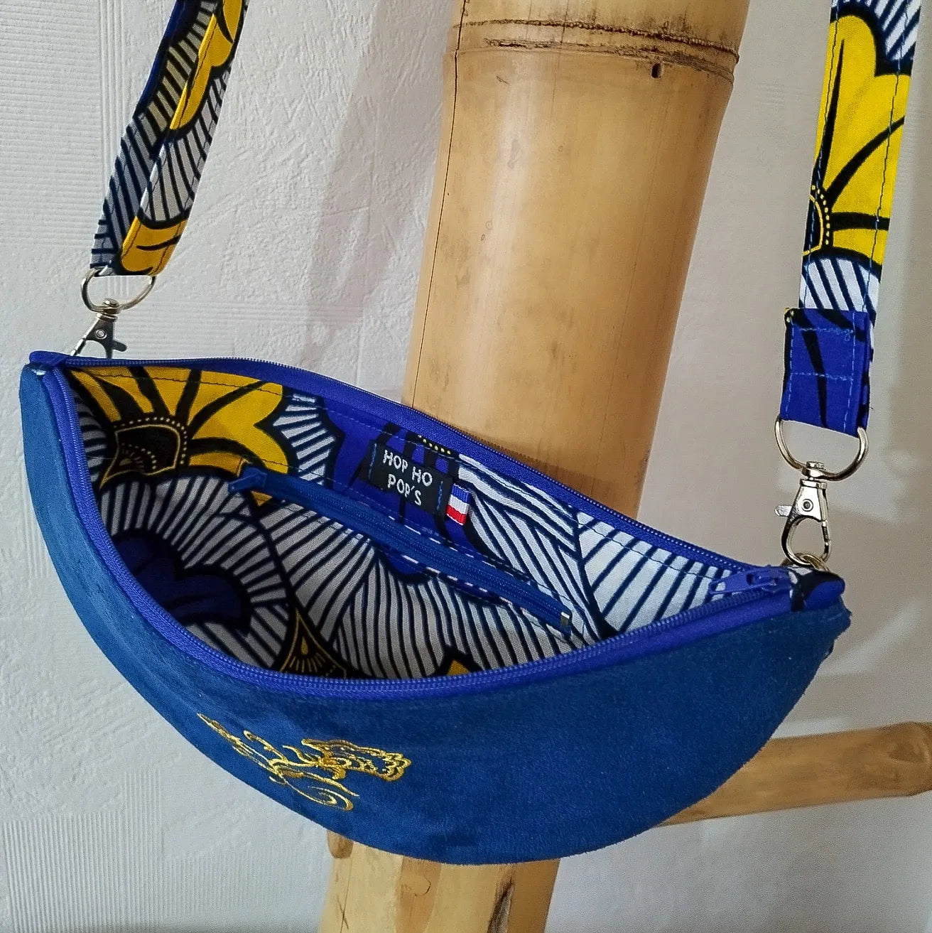 Pochette bandoulière suédine bleue et intérieur Wax - format Demi-Lune