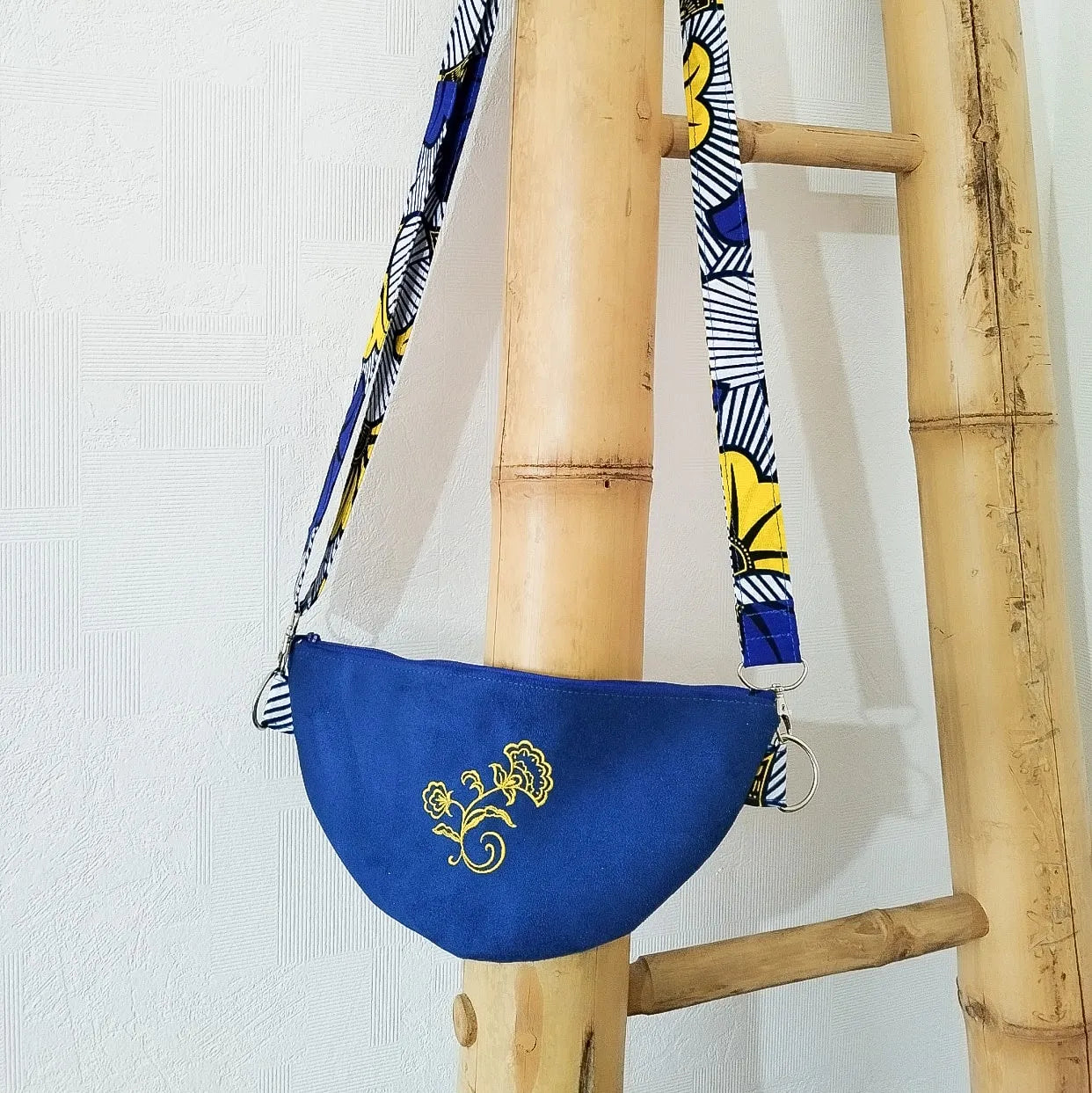 Pochette bandoulière suédine bleue et intérieur Wax - format Demi-Lune