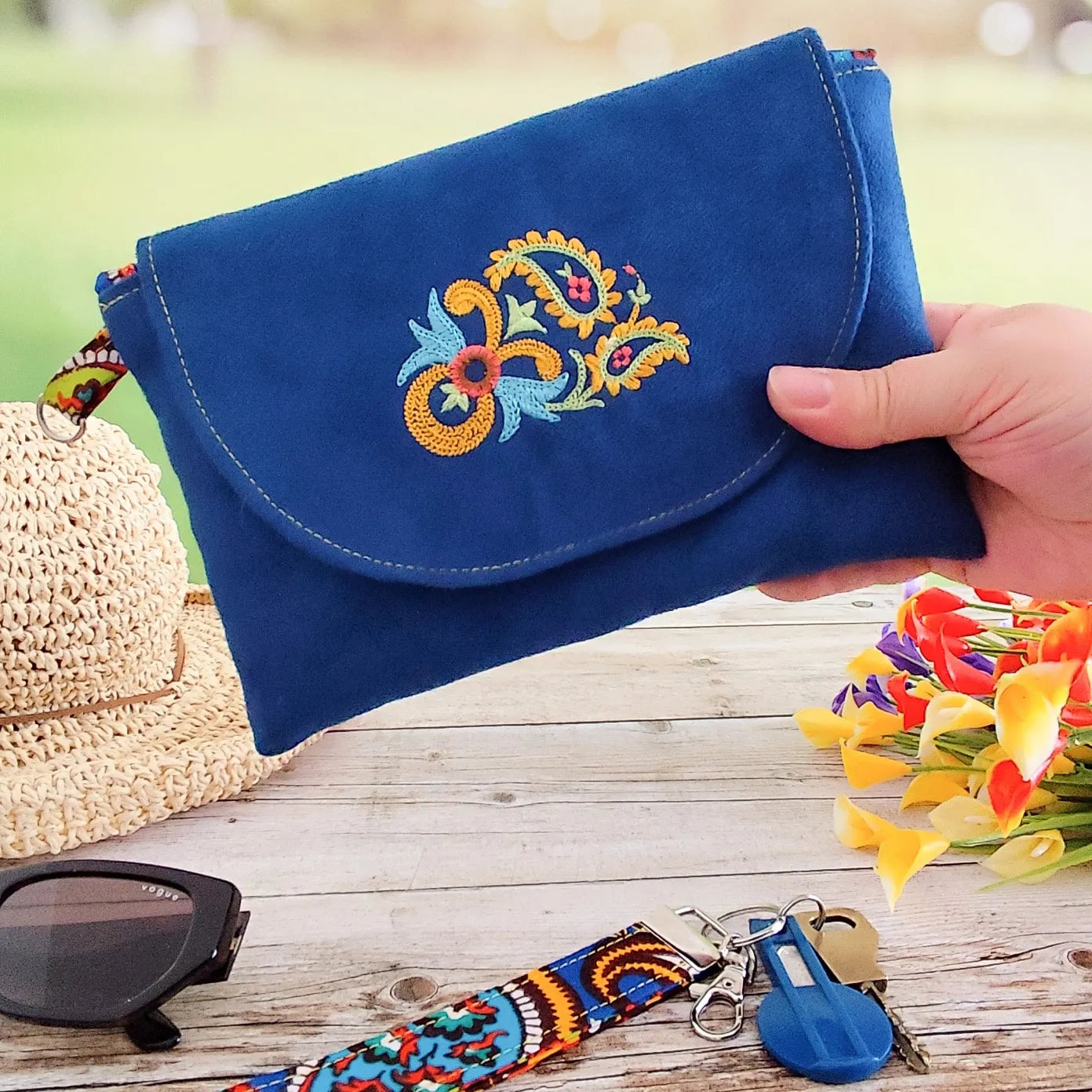Pochette Dragonne brodée bleue - Motif Cachemire - Hop Ho Pop's