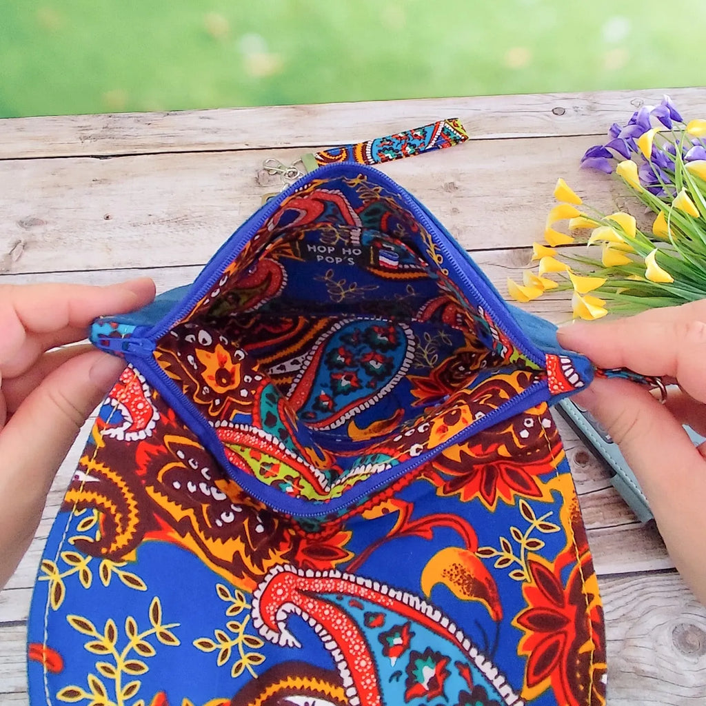Pochette Dragonne brodée bleue - Motif Cachemire - Hop Ho Pop's