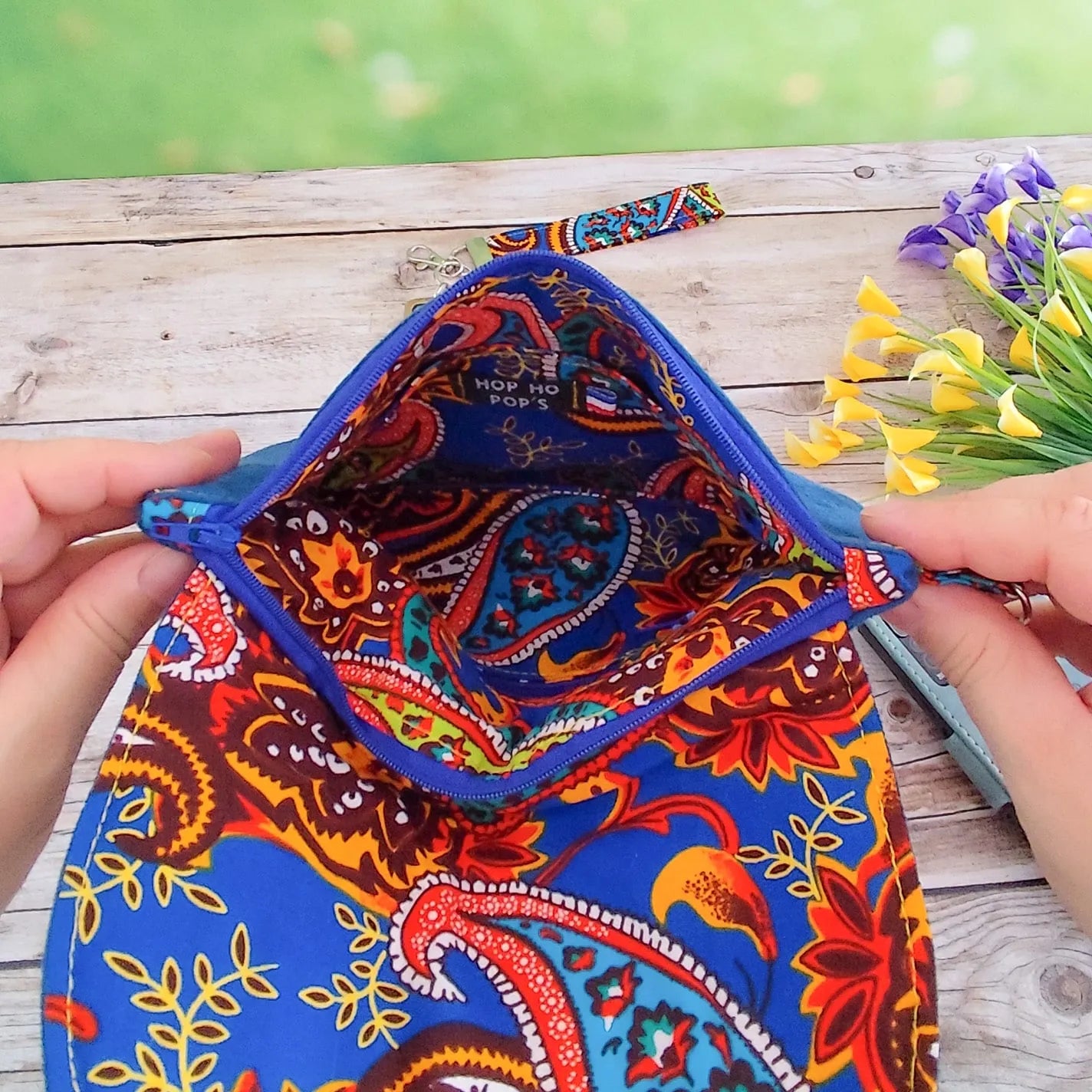 Pochette Dragonne brodée bleue - Motif Cachemire - Hop Ho Pop's