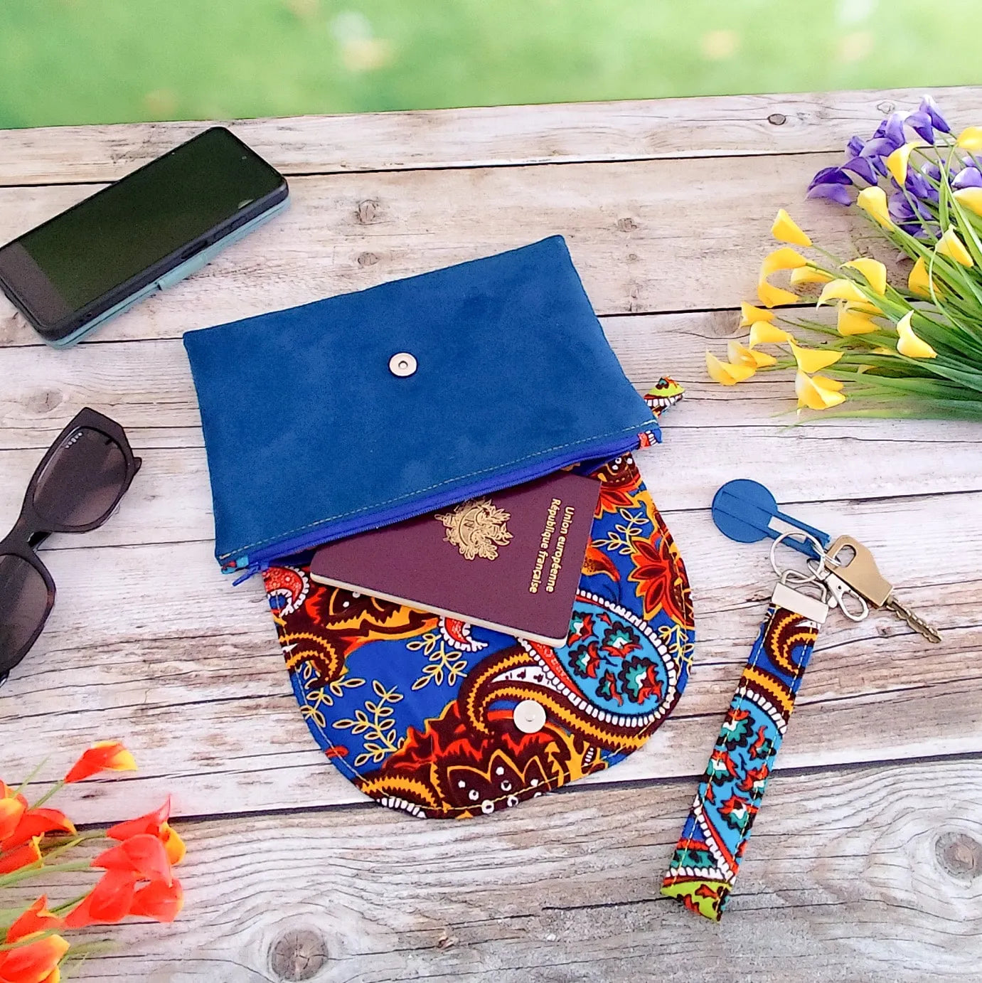 Pochette Dragonne brodée bleue - Motif Cachemire - Hop Ho Pop's