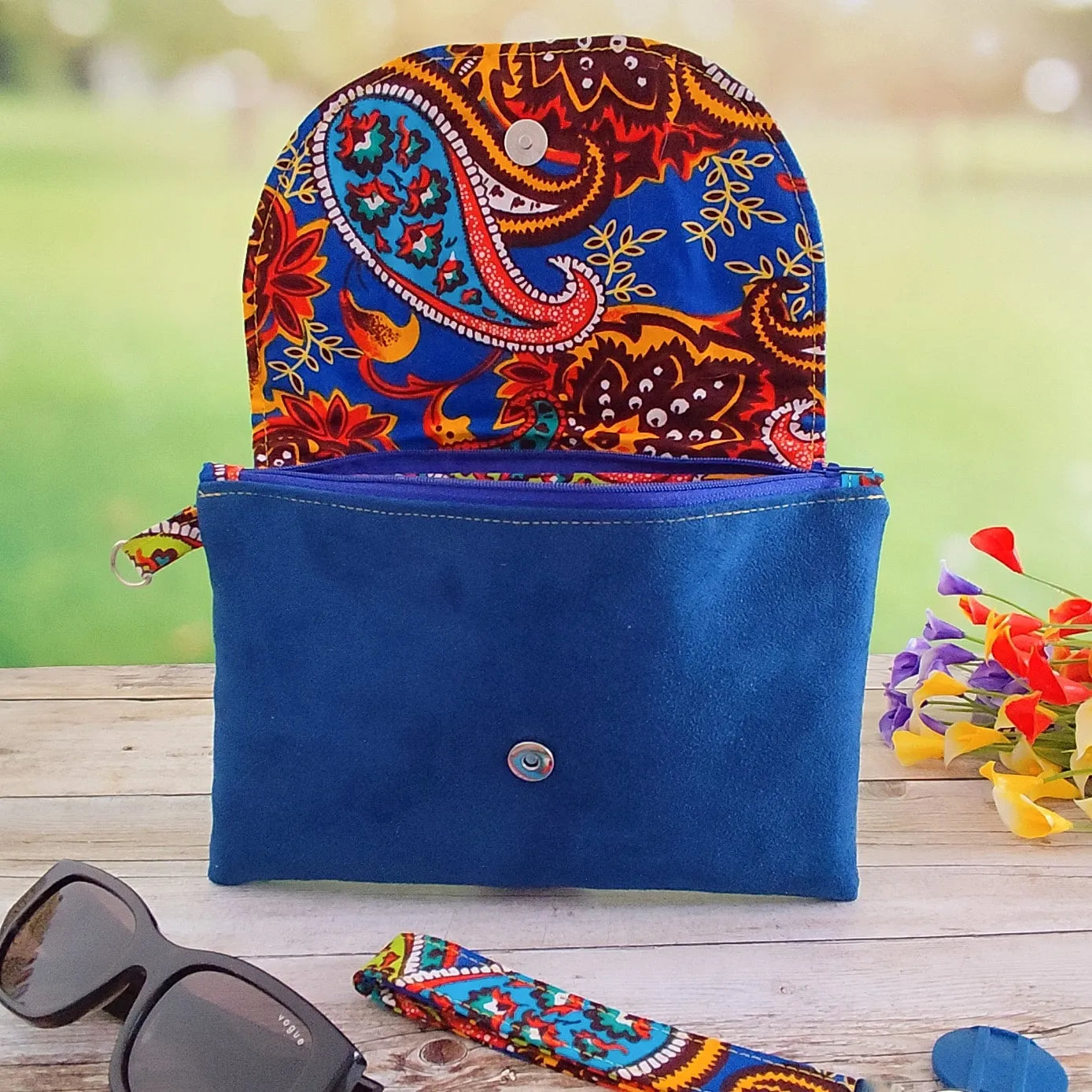 Pochette Dragonne brodée bleue - Motif Cachemire - Hop Ho Pop's