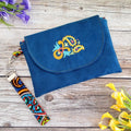Pochette plate brodée en suédine bleue et tissu Wax avec attache dragonne porte clé