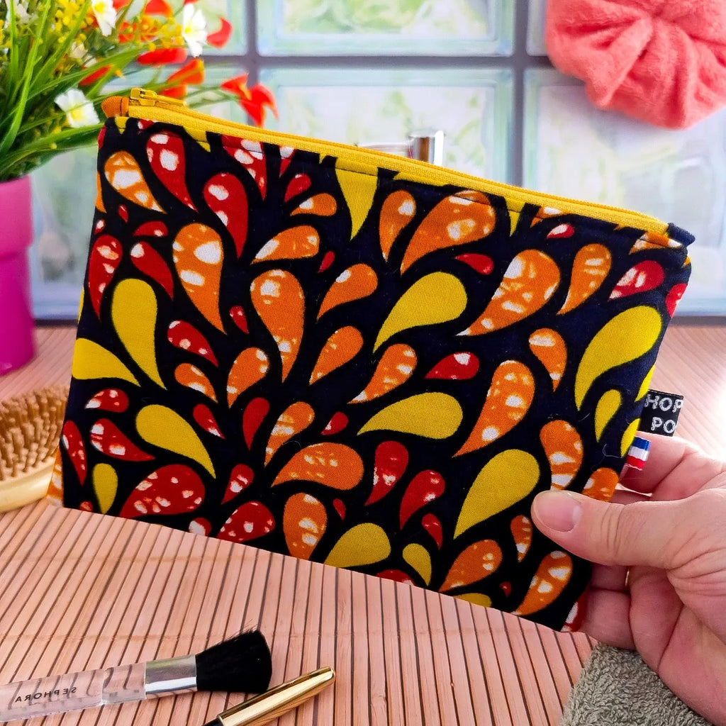 Pochette plate molletonnée en tissu wax fait main motifs orange rouge et jaune