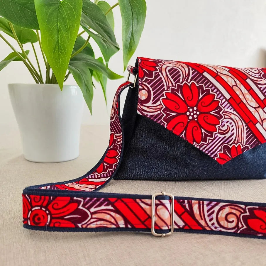 Bandoulière sac à main en tissu jean denim bleu marine et tissu wax rouge et blanc