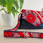Bandoulière sac à main en tissu jean denim bleu marine et tissu wax rouge et blanc