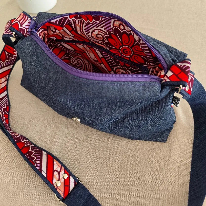 Sac à main en tissu jean denim bleu marine et tissu wax rouge et blanc intérieur