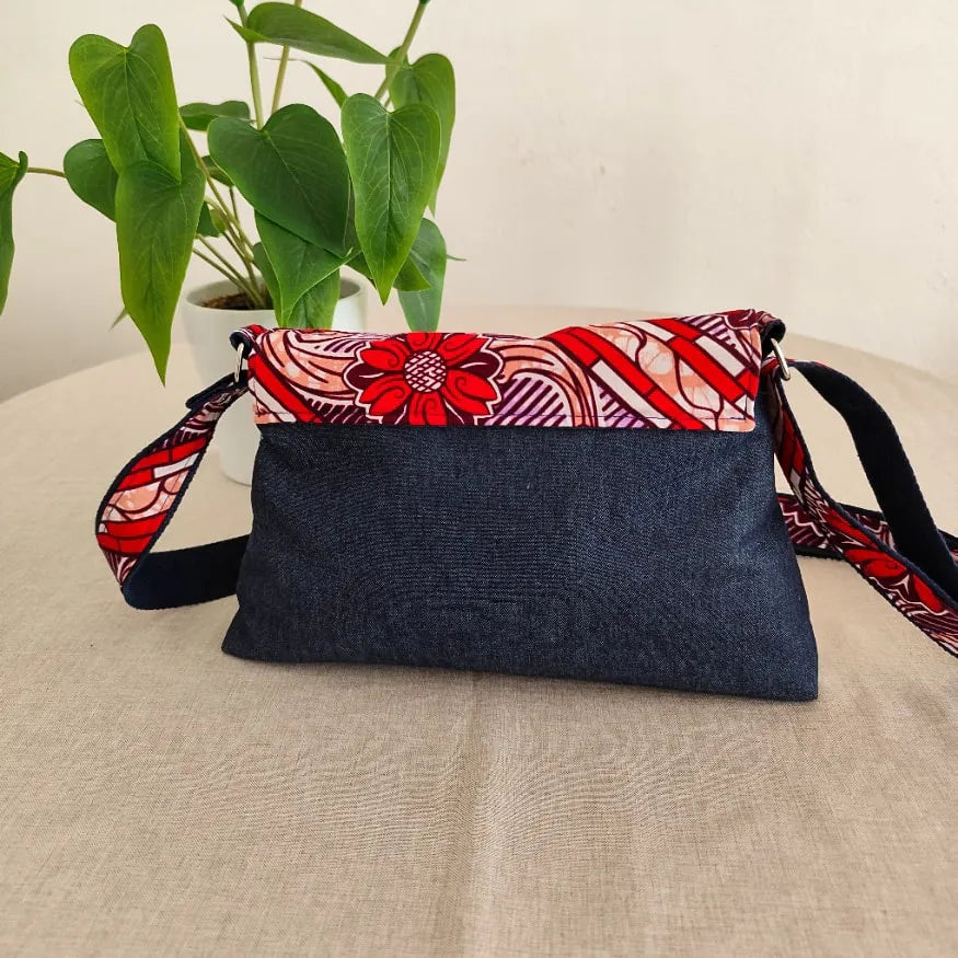 Sac à main en tissu jean denim bleu marine et tissu wax rouge et blanc vue de derriere