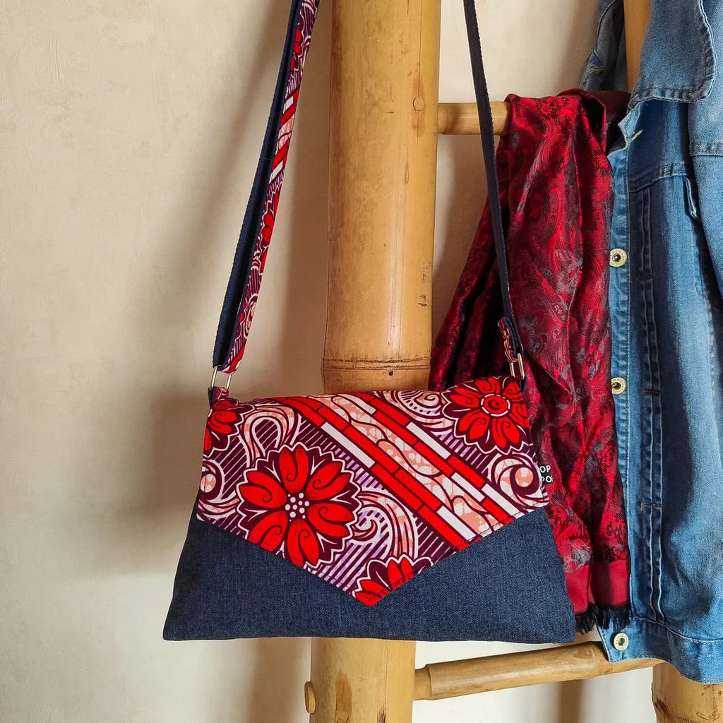 Sac à main en tissu jean denim bleu marine et tissu wax rouge et blanc accroché