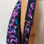 Bandoulière Grand sac banane en denim bleu foncé et tissu Wax violet