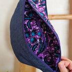 Grand sac banane en denim bleu foncé et tissu Wax violet ouvert avec intérieur en wax et poche zippée