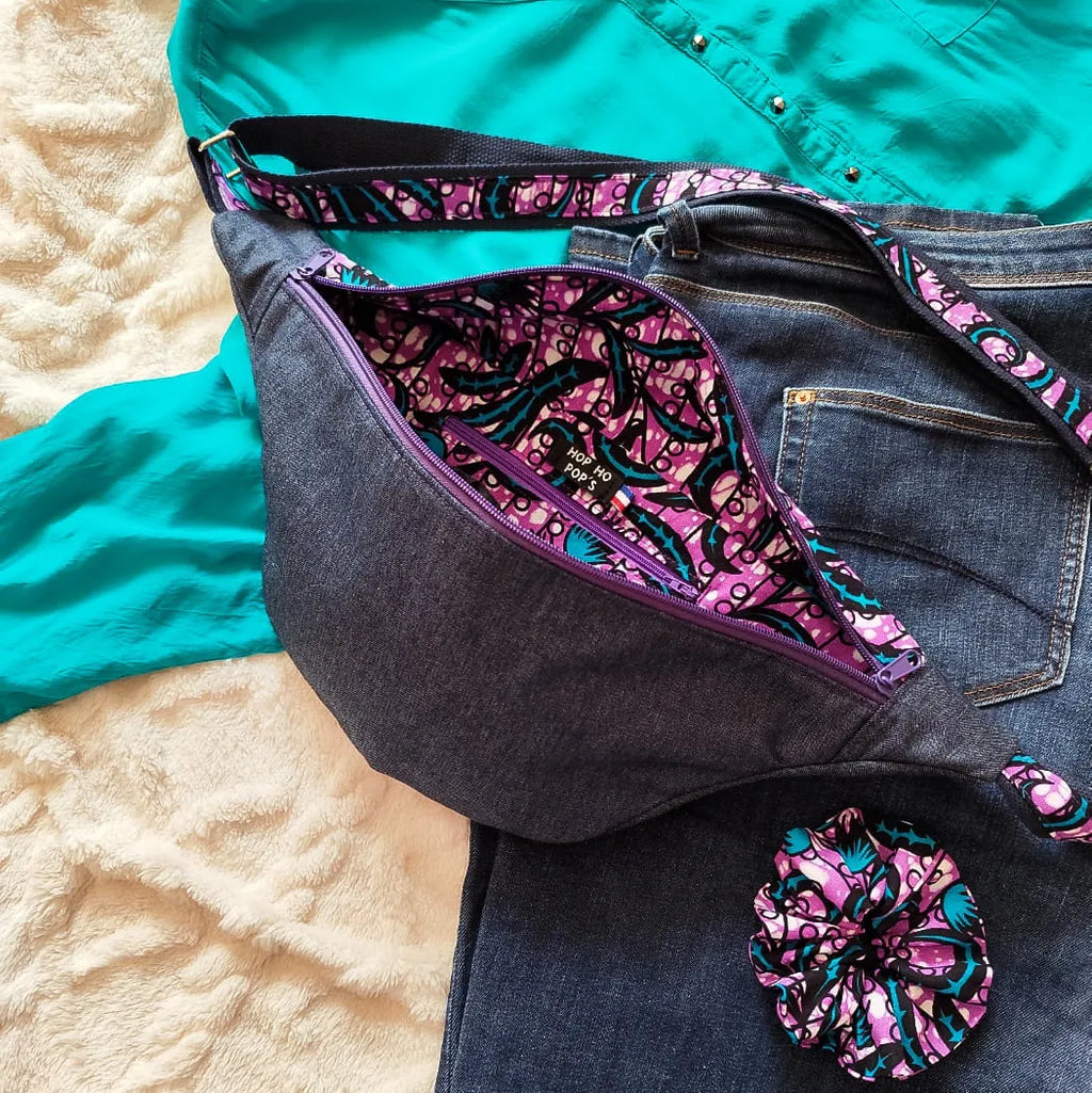 Grand sac banane en denim bleu foncé et tissu Wax violet avec tenue vestimentaire assortie
