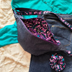 Grand sac banane en denim bleu foncé et tissu Wax violet avec tenue vestimentaire assortie