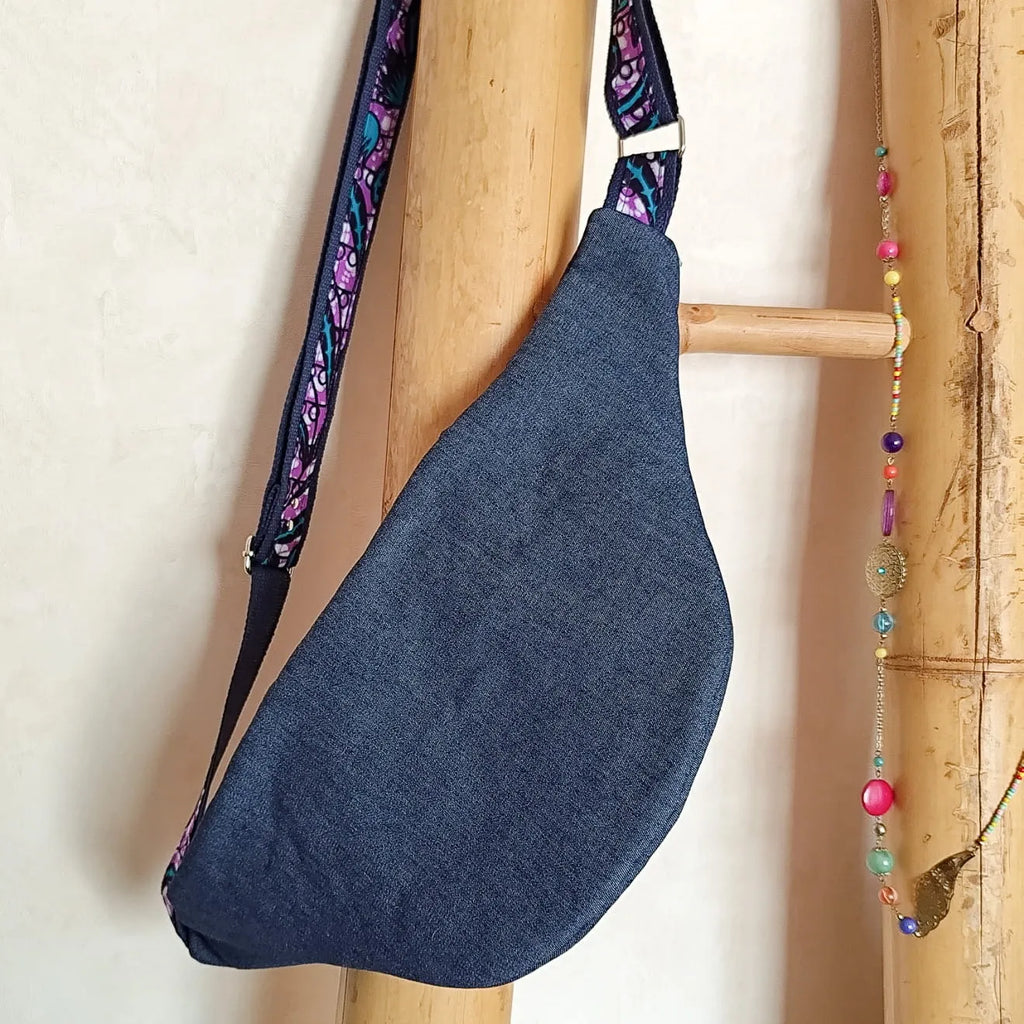 Grand sac banane en denim bleu foncé et tissu Wax violet vu de derrière