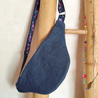 Grand sac banane en denim bleu foncé et tissu Wax violet vu de derrière