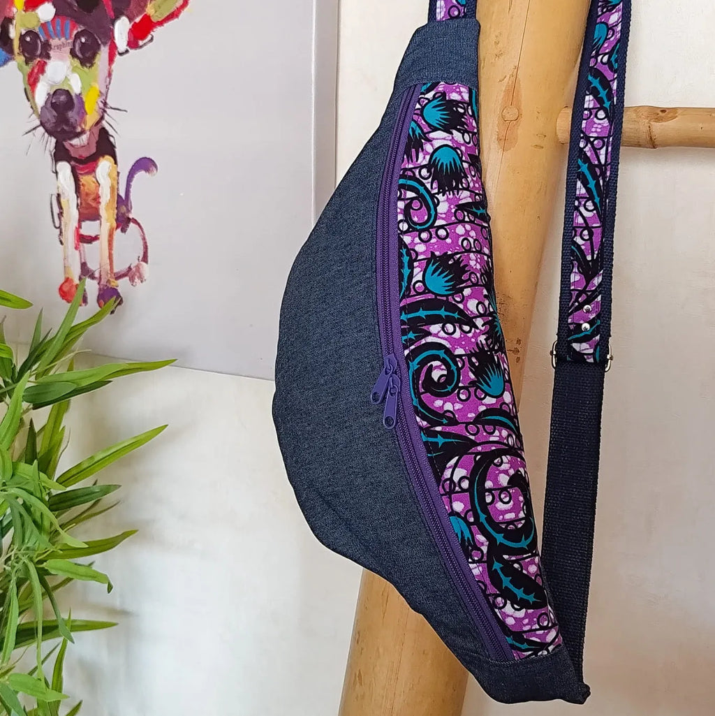 Grand sac banane en denim bleu foncé et tissu Wax violet