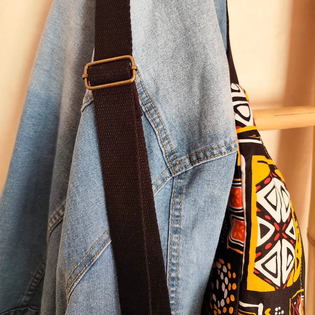 Bandoulière réglable du grand sac banane en tissu Wax motif ethnique noir jaune rouge et blanc