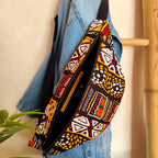 Grand sac banane en tissu Wax motif ethnique noir jaune rouge et blanc ouvert avec intérieur noir et poche zippée