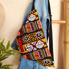 Grand sac banane en tissu Wax motif ethnique noir jaune rouge et blanc vu de derrière