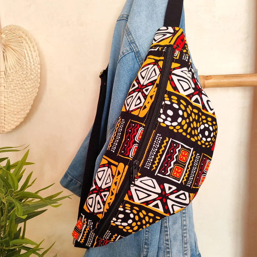 Grand sac banane en tissu Wax motif ethnique noir jaune rouge et blanc