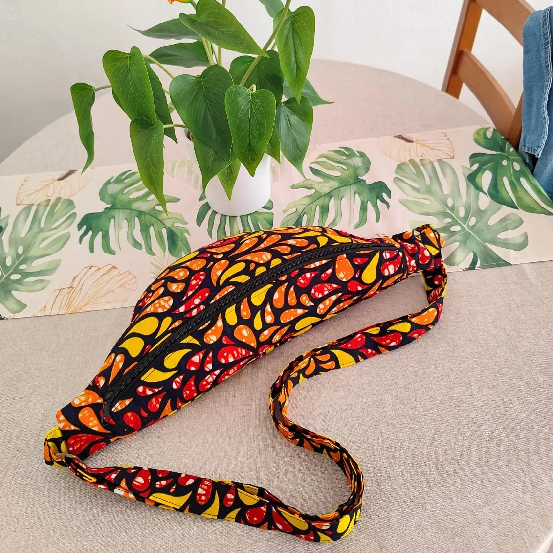 Sac banane en tissu wax motif pétales jaune orange et rouge