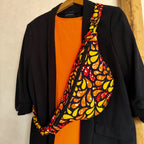Sac banane en tissu wax motif pétales jaune orange et rouge porté