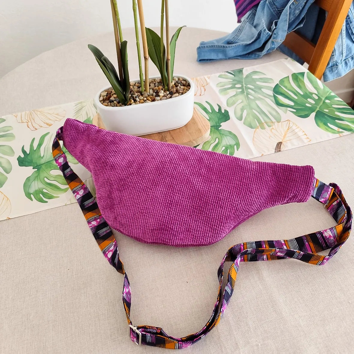 Arrière sac banane en velours côtelé violet et tissu wax noir orange et rose