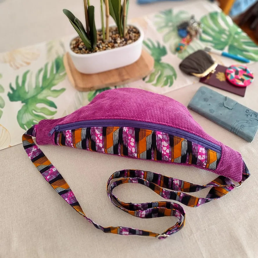 Sac banane en velours côtelé violet et tissu wax noir orange et rose