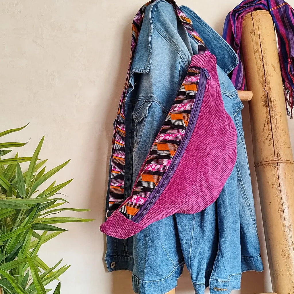 Sac banane en velours côtelé violet et tissu wax noir orange et rose lifestyle