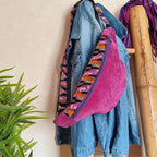 Sac banane en velours côtelé violet et tissu wax noir orange et rose lifestyle