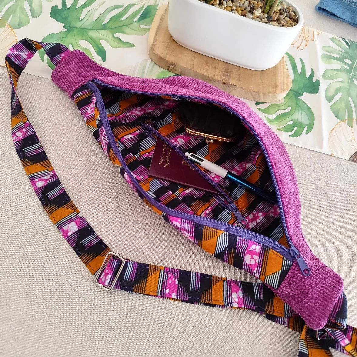 Intérieur sac banane en velours côtelé violet et tissu wax noir orange et rose