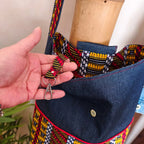 Sac bandoulière en Denim bleu foncé et tissu wax motif ethnique noir jaune rouge et blanc avec attache porte clés à l'intérieur