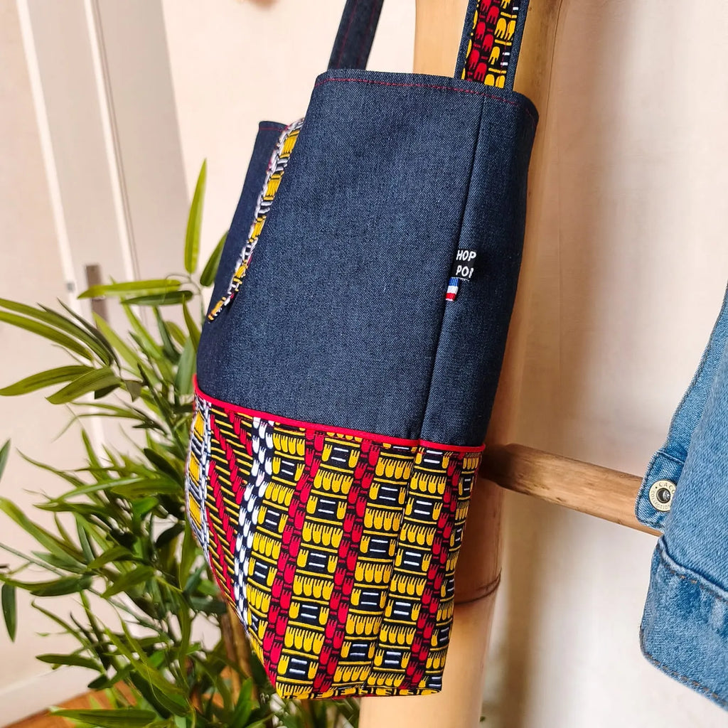 Sac bandoulière en Denim bleu foncé et tissu wax motif ethnique noir jaune rouge et blanc vu de côté