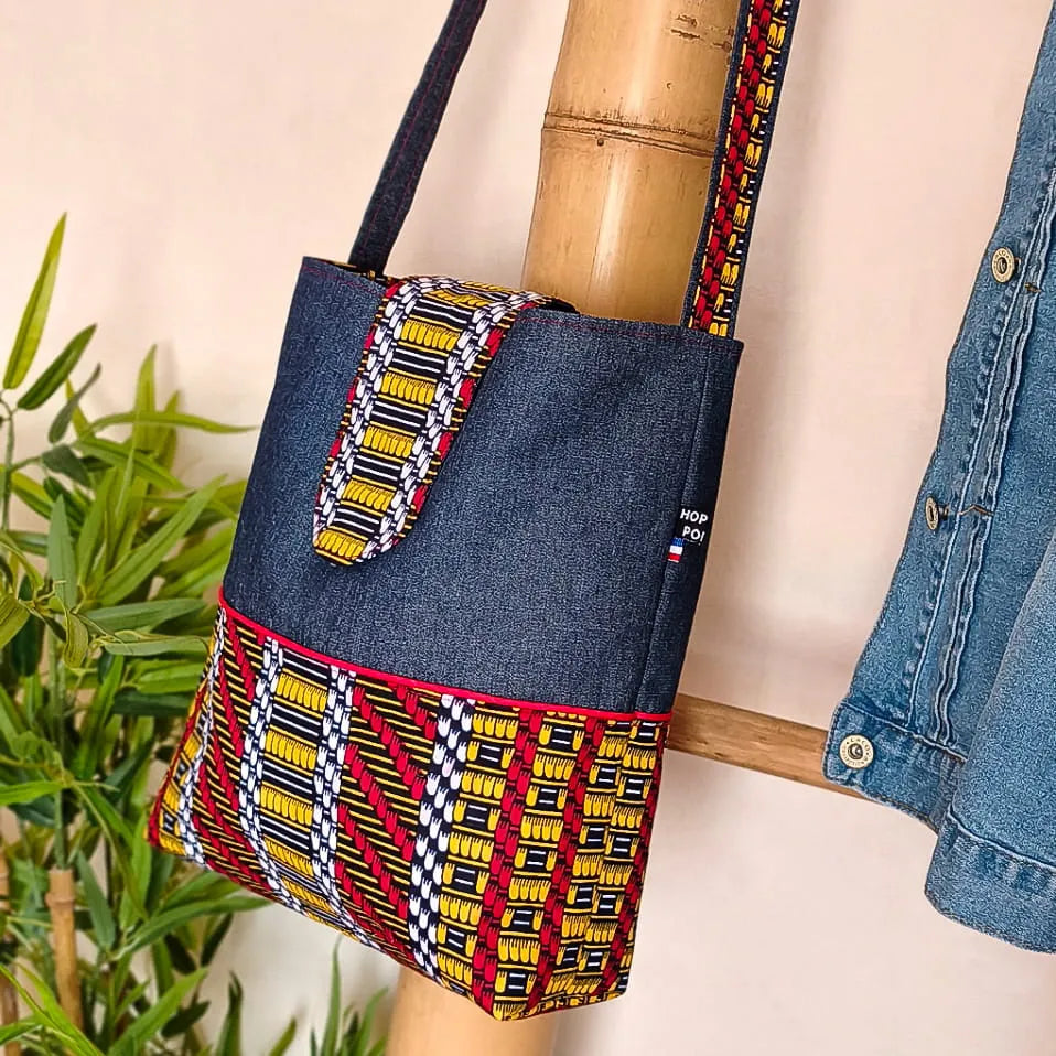 Sac bandoulière en Denim bleu foncé et tissu wax motif ethnique noir jaune rouge et blanc